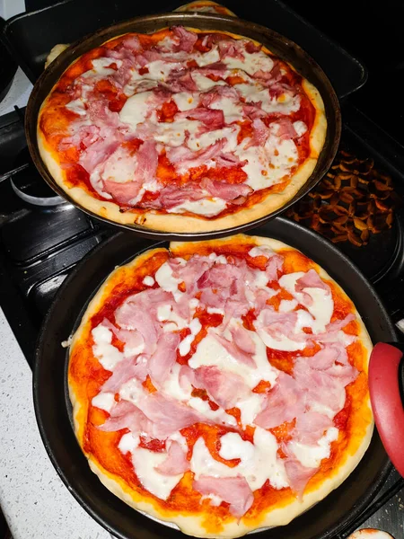 Pizza Jambon Maison Plateau Noir Images De Stock Libres De Droits