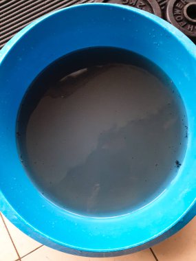 Mavi havzada kirli su - üst görünüm