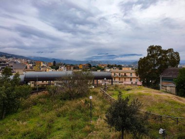 Tepedeki bulutlu gökyüzü