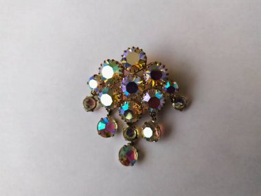 Beyaz arka planda izole edilmiş eski model bir broş..