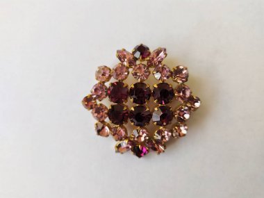 Beyaz arka planda izole edilmiş eski model bir broş..