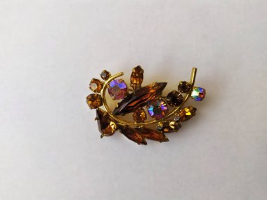 Beyaz arka planda izole edilmiş eski model bir broş..