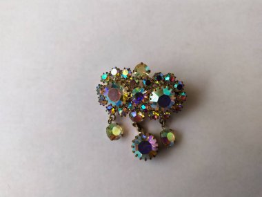 Beyaz arka planda izole edilmiş eski model bir broş..