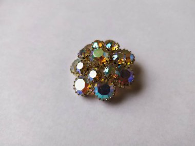 Beyaz arka planda izole edilmiş eski model bir broş..