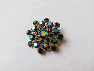 Beyaz arka planda izole edilmiş eski model bir broş..