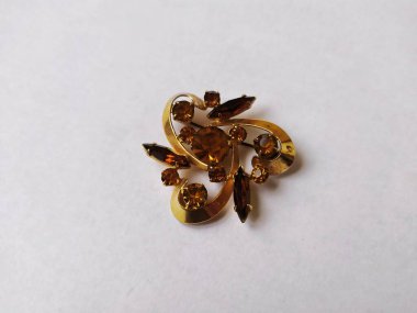 Beyaz arka planda izole edilmiş eski model bir broş..