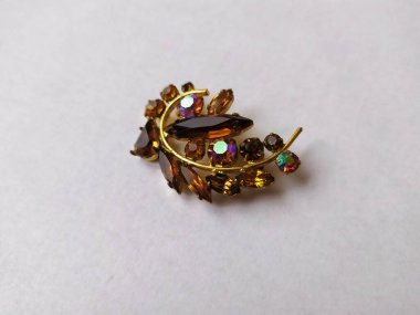 Beyaz arka planda izole edilmiş eski model bir broş..