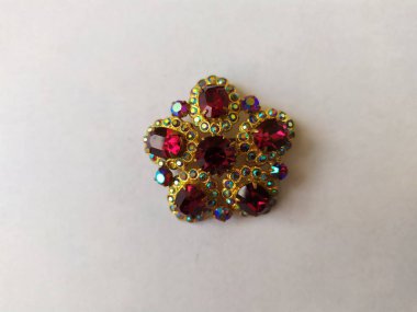 Beyaz arka planda izole edilmiş eski model bir broş..