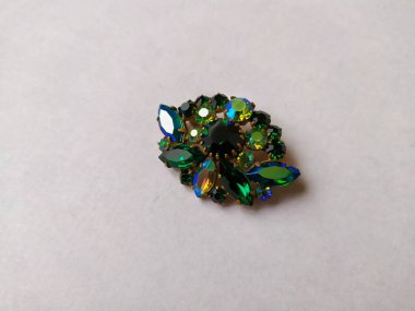 Beyaz arka planda izole edilmiş eski model bir broş..