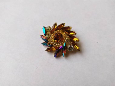 Beyaz arka planda izole edilmiş eski model bir broş..