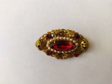 Beyaz arka planda izole edilmiş eski model bir broş..