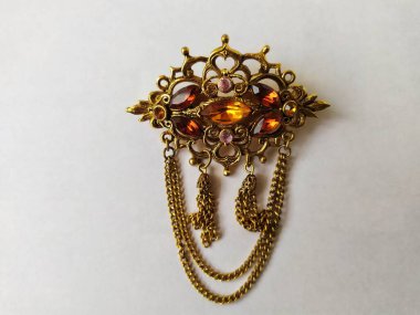 Beyaz arka planda izole edilmiş eski model bir broş..