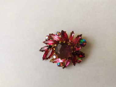 Beyaz arka planda izole edilmiş eski model bir broş..