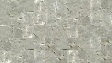 Beton bir duvarın soluk yeşil çatlak boyayla parçalanmış mozaik dokularının soyut videosu. Arkaplan tasarımı. Arkaplan. Duvar Kağıdı.