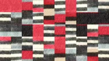 Kırmızı gri çizgili kumaş parçalarından mozaik dokuların soyut videosu. Arkaplan tasarımı. Arkaplan. Duvar Kağıdı.