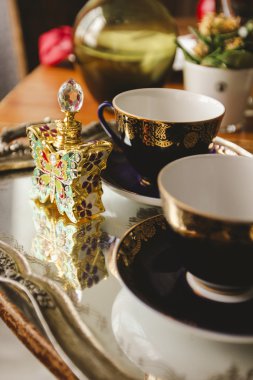 Bir tepsi üzerinde çay seti