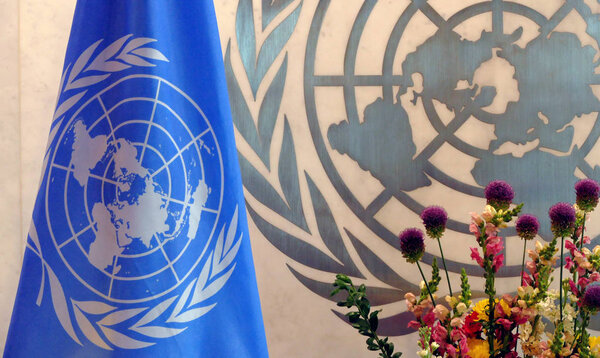 Флаг ООН в офисе штаб-квартиры ООН в Нью-Йорке
