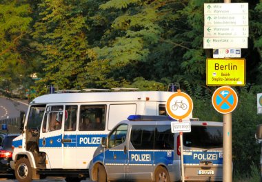 Polis arabaları yol işaret Berlin şehir yanındaki