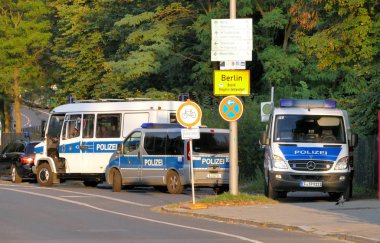 Polis arabaları yol işaret Berlin şehir yanındaki