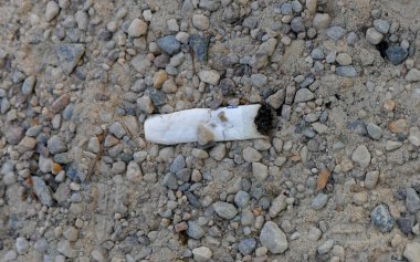 Sigara izmariti yere