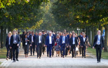 Dışişleri Bakanları gayrı resmi AGİT F sırasında parkta yürüyüş