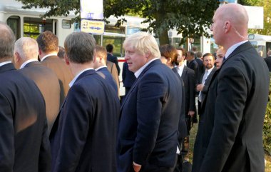 Boris Johnson gayrı AGİT Forei sırasında parkta yürüyüş