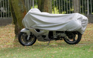 Berlin, Almanya. 2nd Eylül 2016 - p ile park edilmiş bir motosiklet