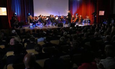 Backgr tarihinde performans ile Senfoni Orkestrası yönetmenlik iletken