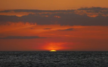 Masmavi okyanus üzerinde inanılmaz güzel gün batımı