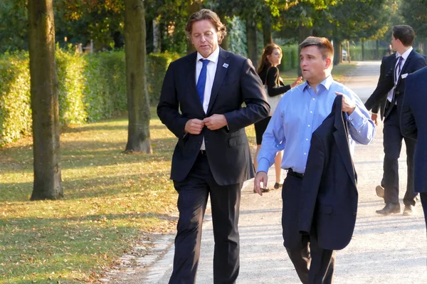 Ministerit Bert Koenders ja Pavlo Klimkin kävelevät puistossa du — kuvapankkivalokuva