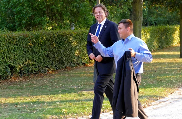 Министры Берт Коэндерс и Павел Климкин прогуливаются по парку дю — стоковое фото