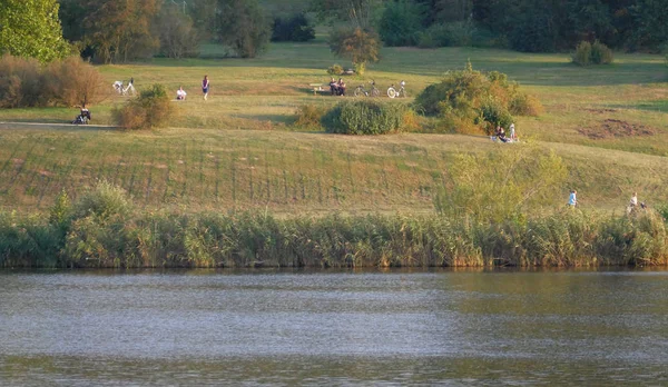 Неопознанные люди отдыхают вдоль реки Гавел — стоковое фото
