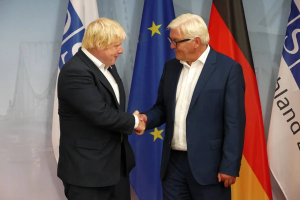 Federaal minister van buitenlandse zaken Dr. Frank-Walter Steinmeier verwelkomt Bor — Stockfoto