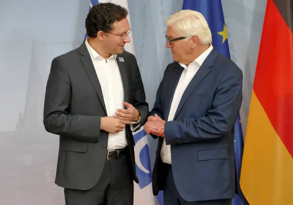 Federaal minister van buitenlandse zaken Dr. Frank-Walter Steinmeier verwelkomt Dan — Stockfoto