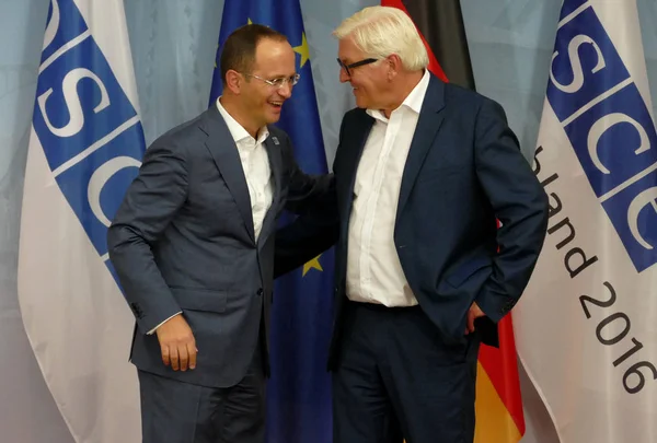 Federaal minister van buitenlandse zaken Dr. Frank-Walter Steinmeier verwelkomt Dit — Stockfoto