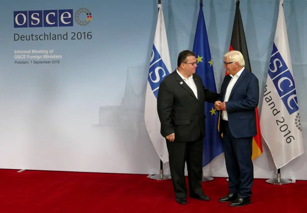 Federaal minister van buitenlandse zaken Dr. Frank-Walter Steinmeier verwelkomt Li — Stockfoto