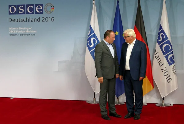 El Ministro Federal de Asuntos Exteriores, Dr. Frank-Walter Steinmeier, da la bienvenida a Igo — Foto de Stock