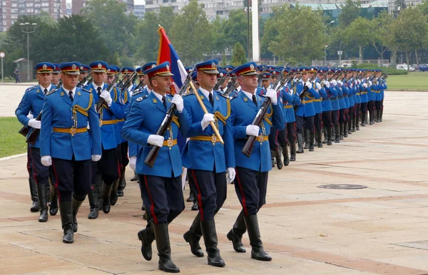 Ere bewakers eenheden leger van Servië marcheren op het plateau — Stockfoto