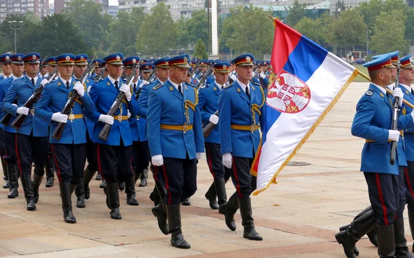 Ere bewakers eenheden leger van Servië marcheren op het plateau — Stockfoto