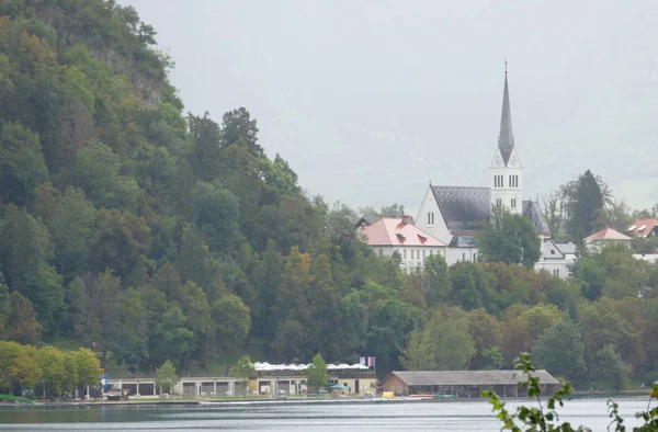 Iglesia en la isla en medio del lago Bled, Eslovenia . — Foto de Stock