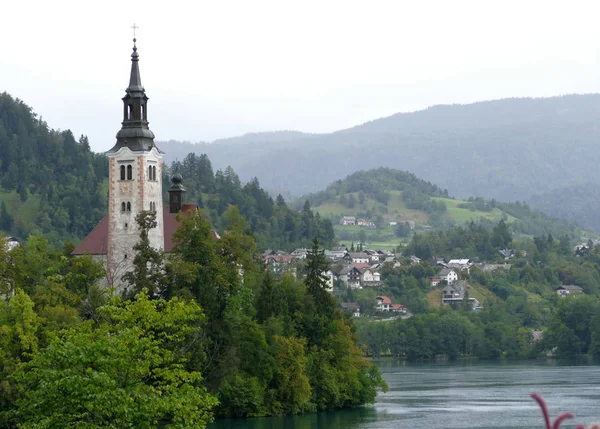 Kirche auf Insel in der Mitte des Sees, Slowenien. — Stockfoto