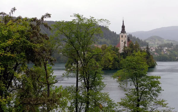 Kirche auf Insel in der Mitte des Sees, Slowenien. — Stockfoto