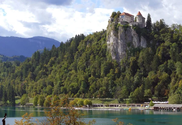 Castillo de Bled construido en la cima de un acantilado con vistas al lago Bled, locat — Foto de Stock