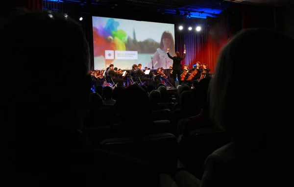 指揮者の表現の演奏で交響楽団を監督 — ストック写真