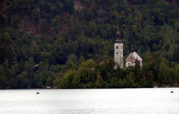 Блакитне озеро з церквою на острові, Словенія, Європа. — стокове фото