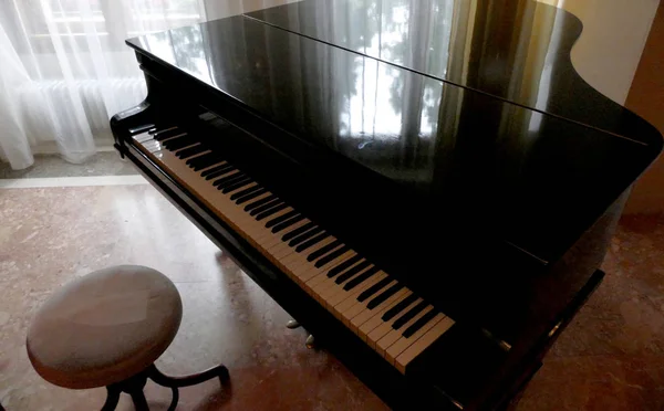 Altes, allein stehendes Klavier — Stockfoto