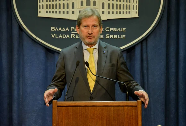 Conferencia de prensa conjunta del Primer Ministro serbio Vucic y el Comisario Hahn — Foto de Stock