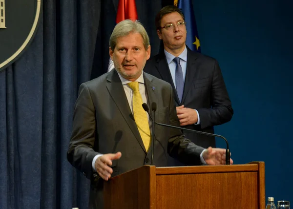 Conferencia de prensa conjunta del Primer Ministro serbio Vucic y el Comisario Hahn — Foto de Stock