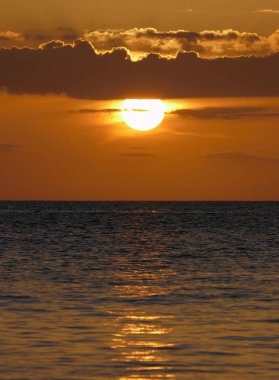 Masmavi okyanus üzerinde inanılmaz güzel gün batımı