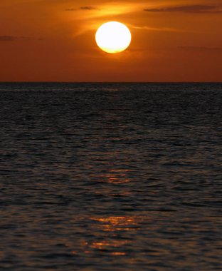 Masmavi okyanus üzerinde inanılmaz güzel gün batımı